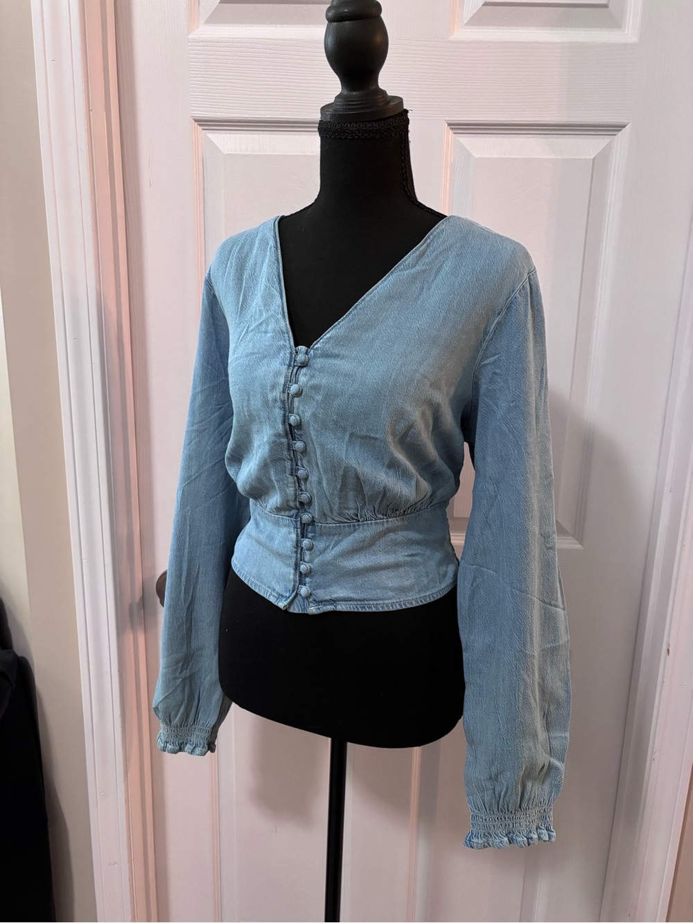LEVIS ROMANTIC TAMARA
LONG SLEEVE DENIM
BLOUSE - Size Large